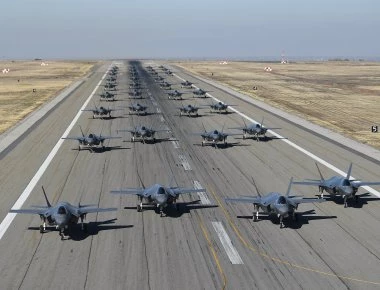 ΗΠΑ: Εντυπωσιακή συγκέντρωση 35 F-35A στον διάδρομο